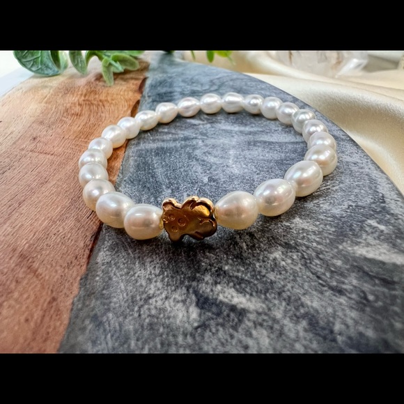 Beautiful Genuine White Pearl Stretch Bracelet 14K With Bear Motif - Picture 7 of 11
